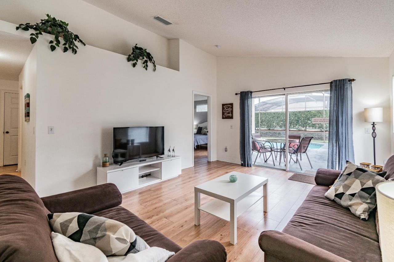 Spacious With Private Pool - No Carpet - Area