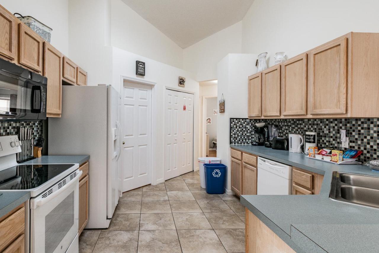 Spacious With Private Pool - No Carpet - Area Holiday home *