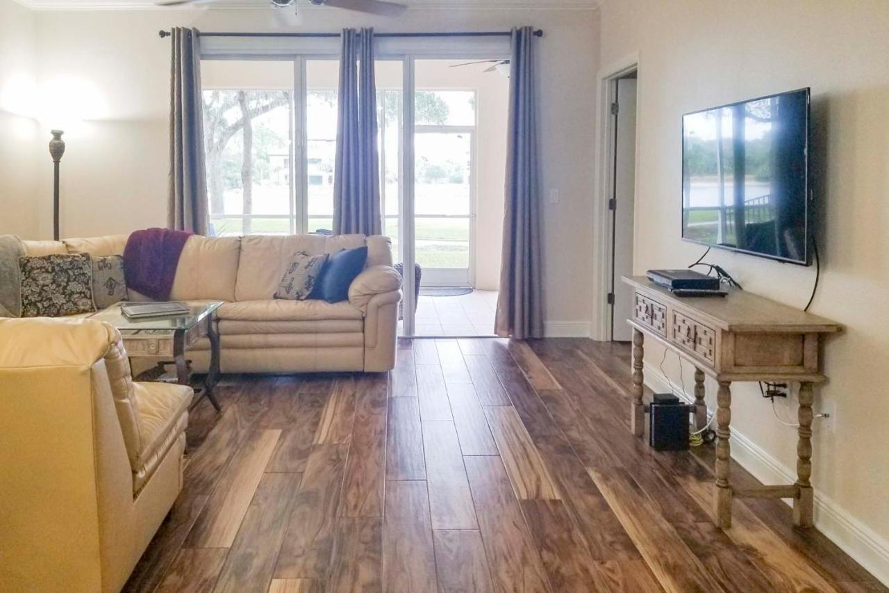 Apartment Riverfront Getaway With Amenities!