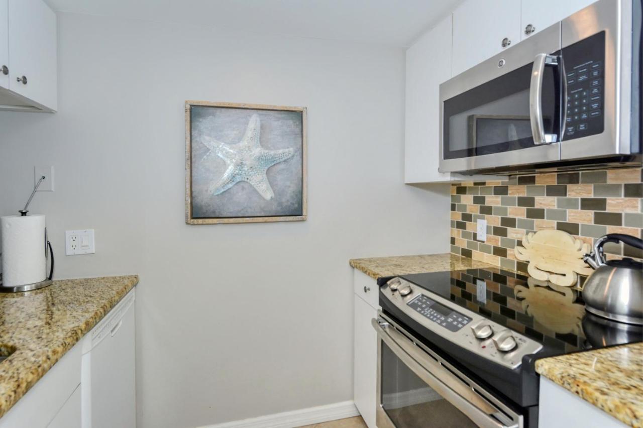 Laplaya 202e Catch The Gentle Gulf Breezes On Your Private Balcony Beneath The Swaying Palms Apartment *