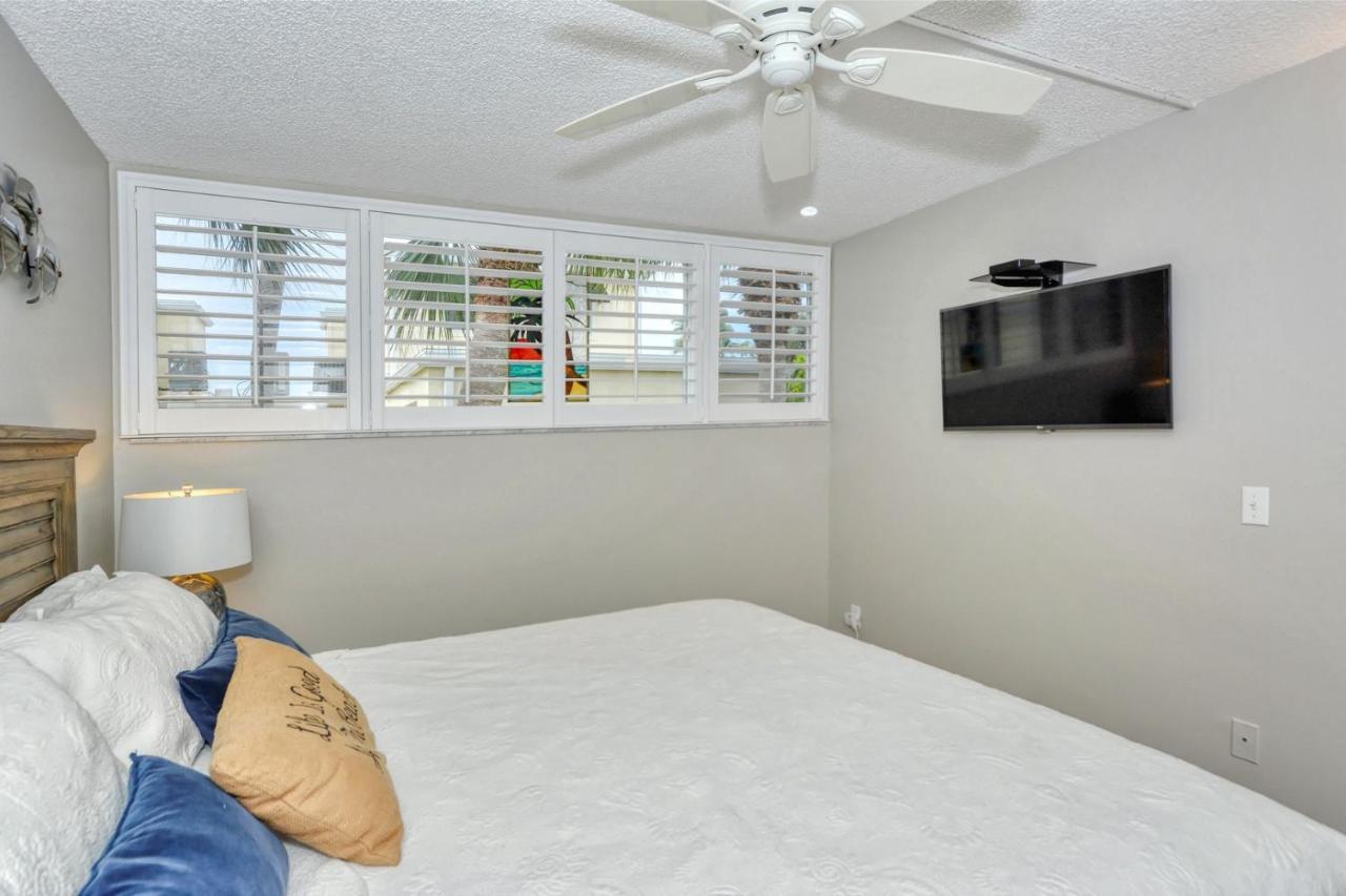 Laplaya 202e Catch The Gentle Gulf Breezes On Your Private Balcony Beneath The Swaying Palms Longboat Key