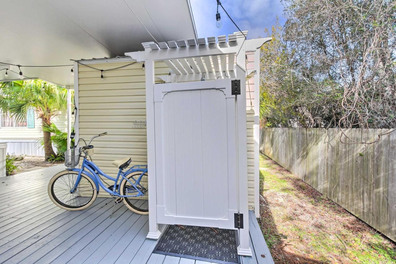 Walk To Miramar Tropical With Deck! Holiday home Destin