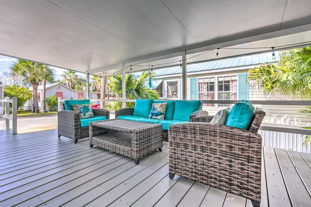 Holiday home Walk To Miramar Tropical With Deck!