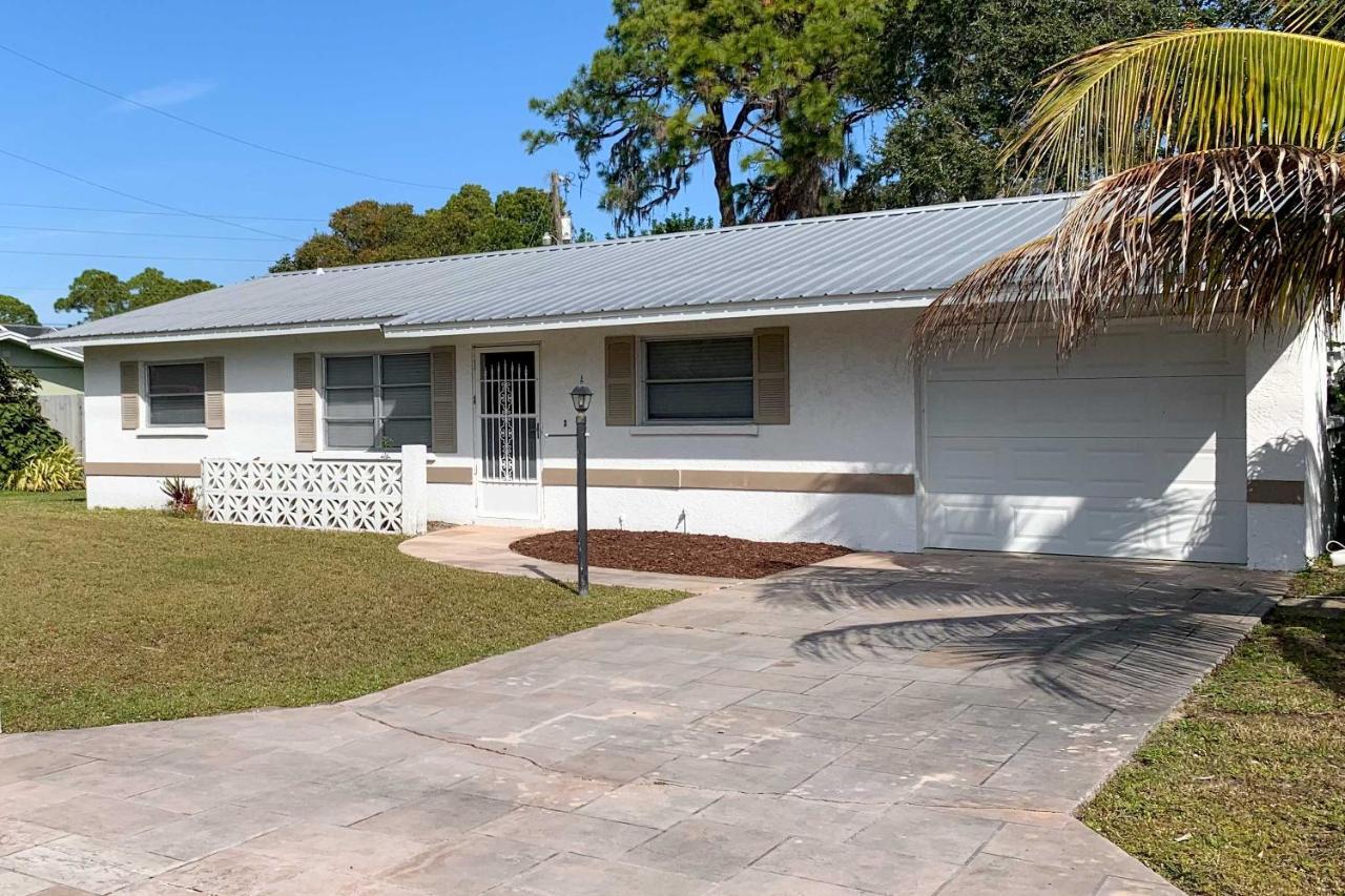 Quiet Retreat With Private Lanai And Pool!