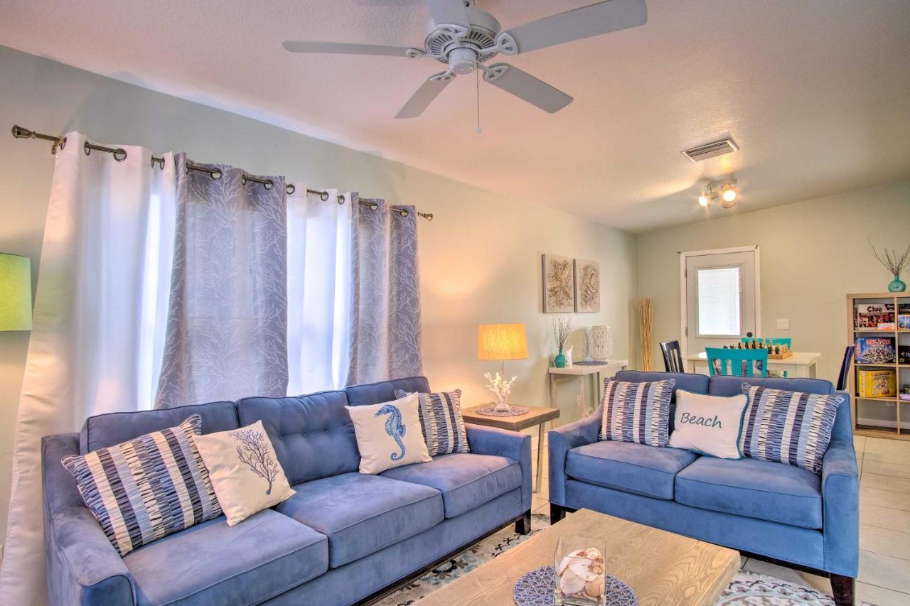 Cozy With Deck And Pool 5 Mi To Beach! Holiday home *
