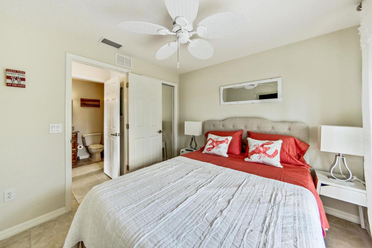 Oasis By The Sea Front Community - Luxurious Pool With Waterfall - Sleeps 10 - Holiday home Palm Coast