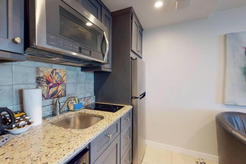 Sea Spray, 114, Steps Away! Pool+wifi Apartment *