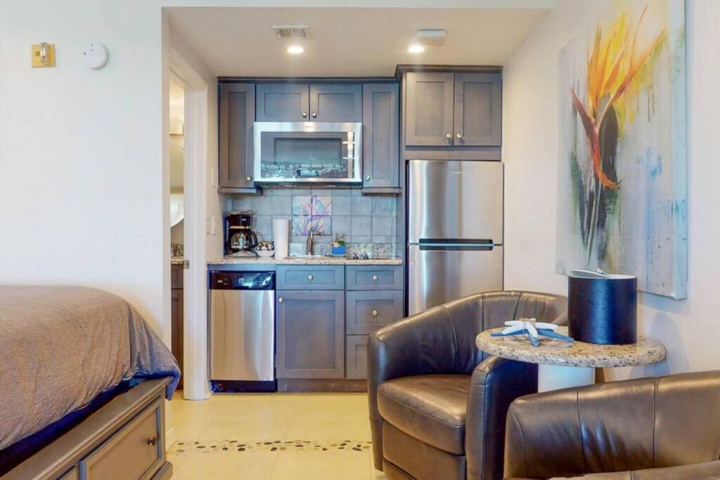 Sea Spray, 114, Steps Away! Pool+wifi Apartment