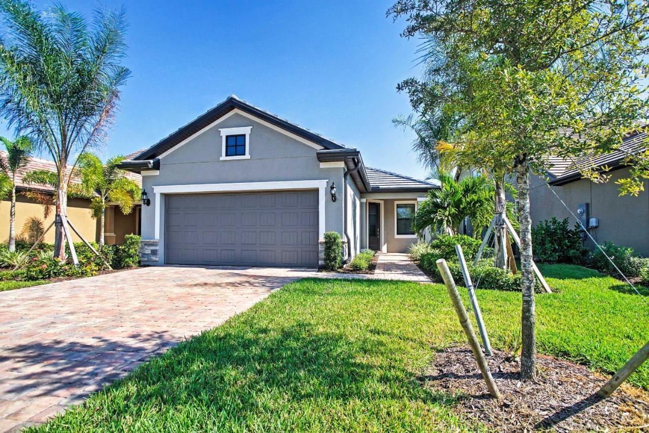 Newly Built Lakeside With Private Pool!