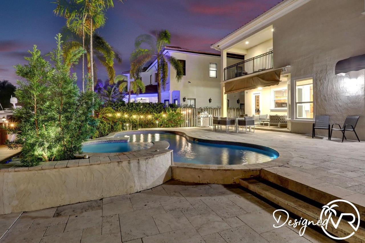 Holiday home Gorgeous 5 Bedroom W/heated Pool Canal Front *