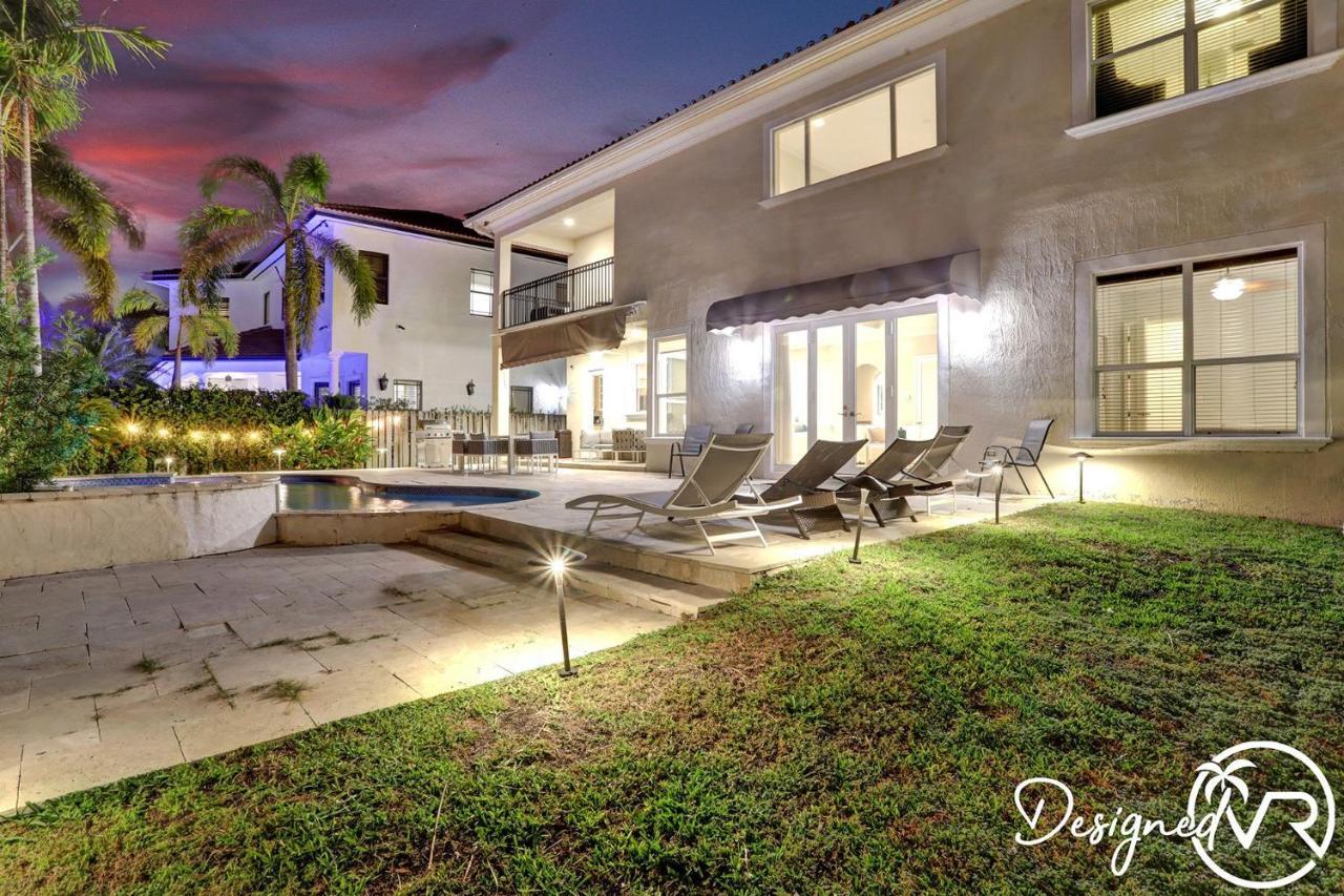 Holiday home Gorgeous 5 Bedroom W/heated Pool Canal Front *