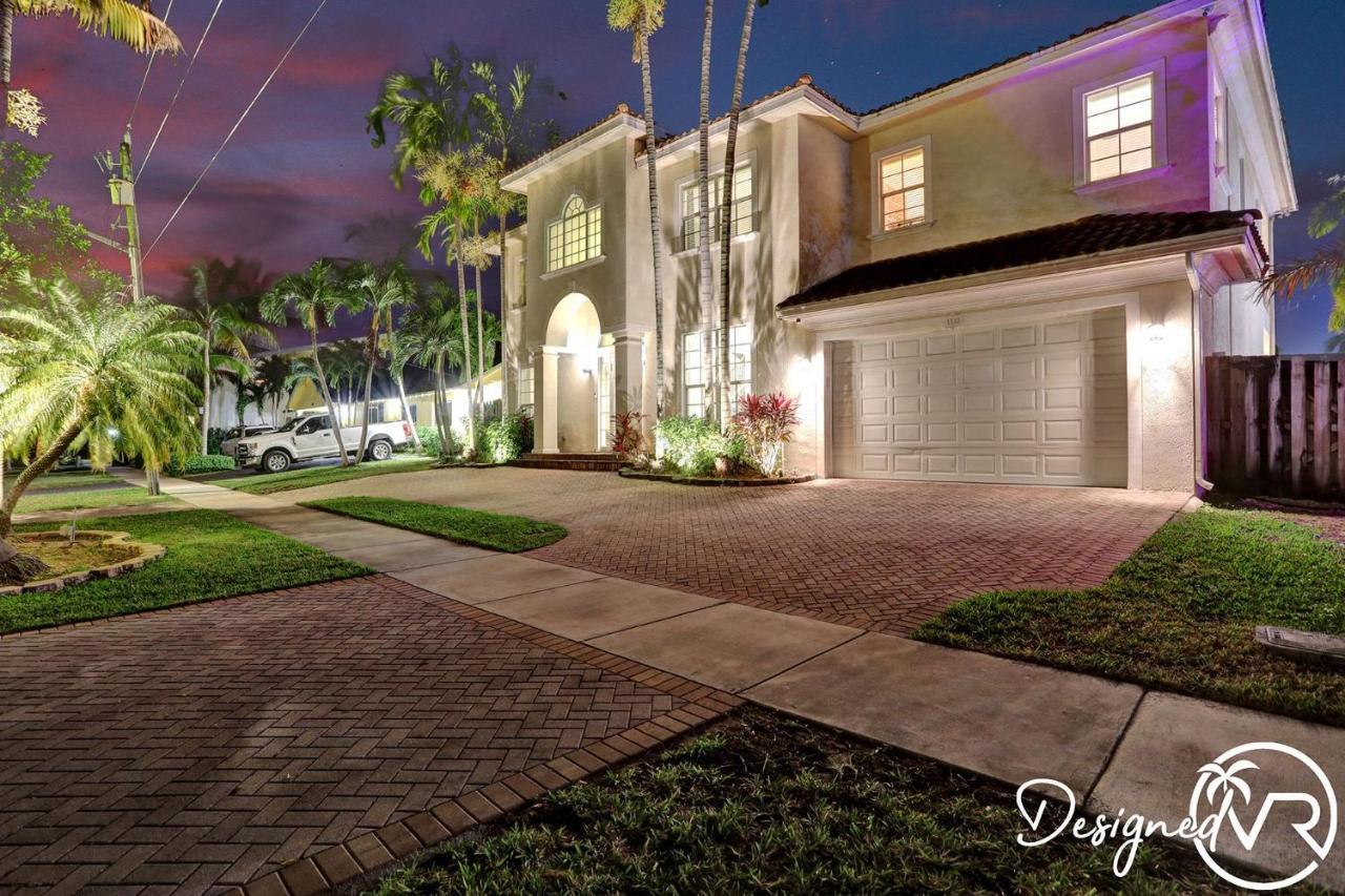 Gorgeous 5 Bedroom W/heated Pool Canal Front Holiday home Dania Beach