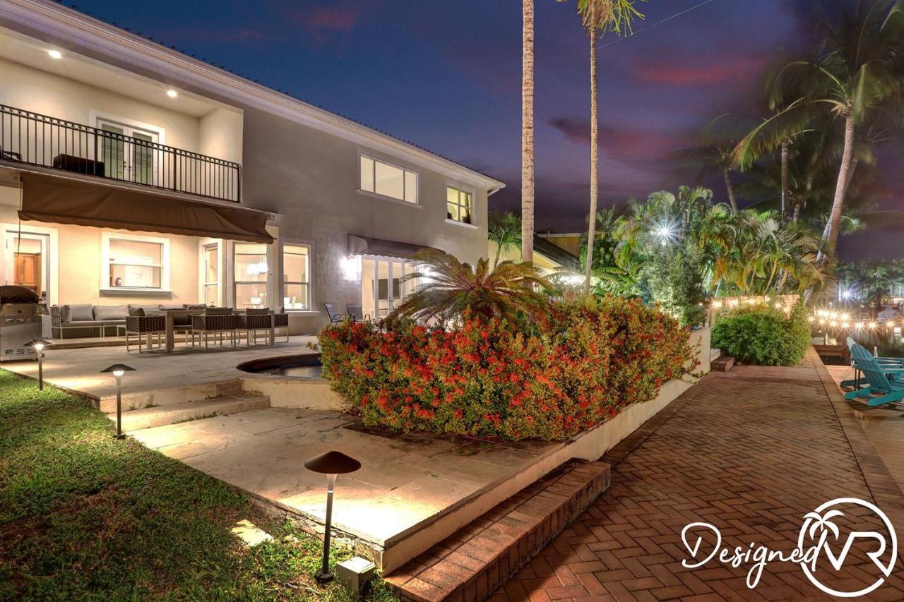 Gorgeous 5 Bedroom W/heated Pool Canal Front *