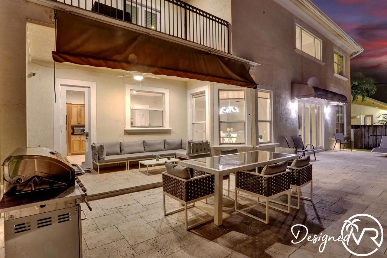 Holiday home Gorgeous 5 Bedroom W/heated Pool Canal Front *
