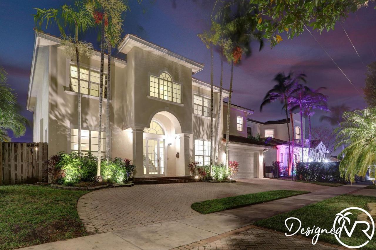 Holiday home Gorgeous 5 Bedroom W/heated Pool Canal Front