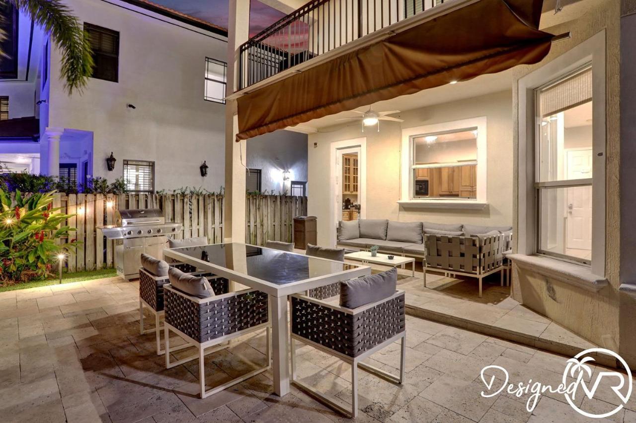 Gorgeous 5 Bedroom W/heated Pool Canal Front *
