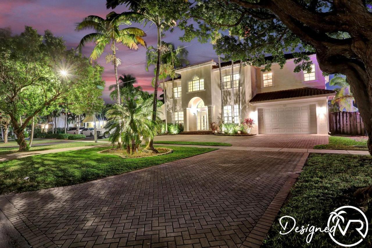 Gorgeous 5 Bedroom W/heated Pool Canal Front Holiday home Dania Beach