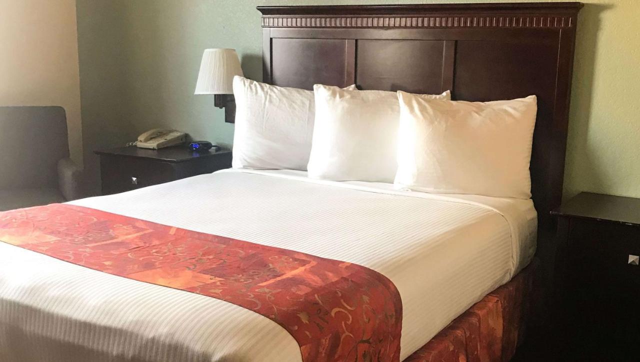 Magnuson & Marina Hotel 3*