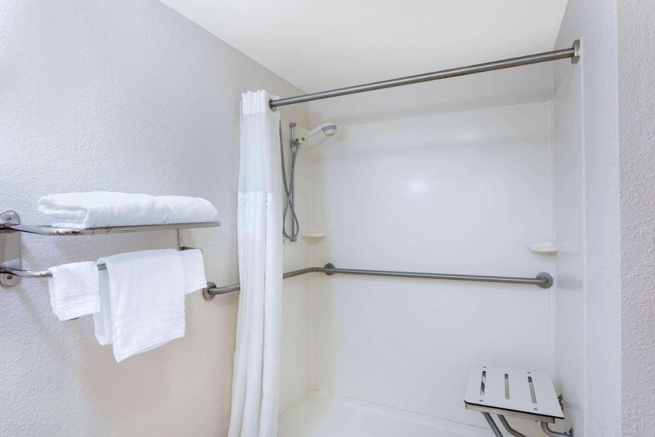 Ramada By Wyndham West Palm Airport Hotel 3*