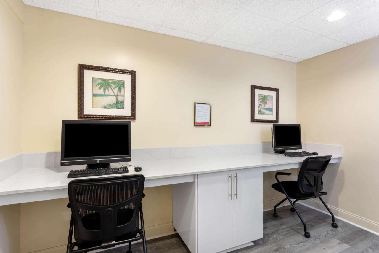 Ramada By Wyndham West Palm Airport 3*