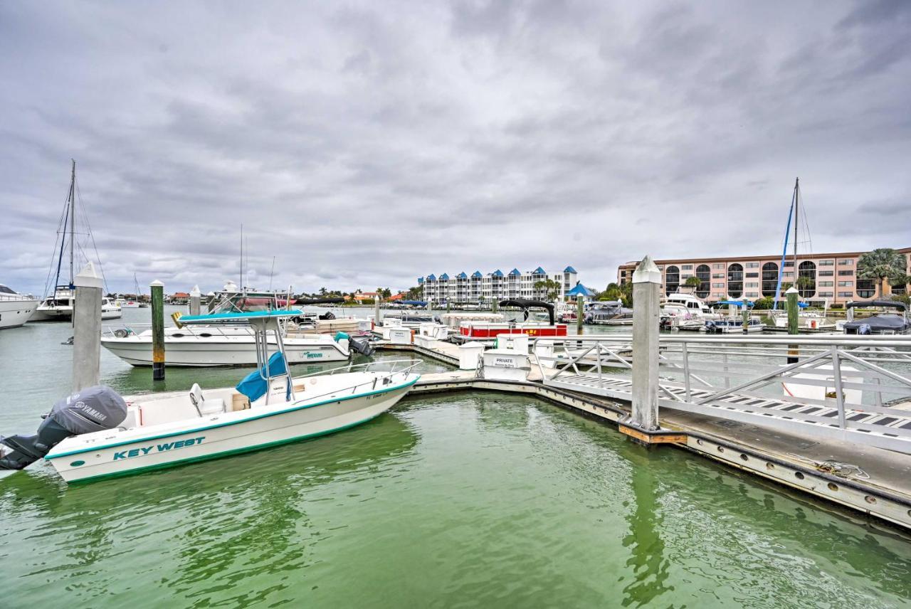 Apartment Waterfront With Pool And Hot Tub!