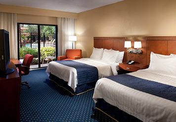 Courtyard Westshore/airport 3*