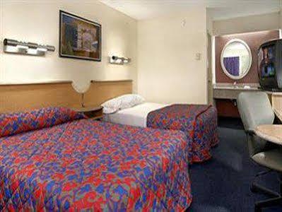 Red Roof Airport Motel 2*