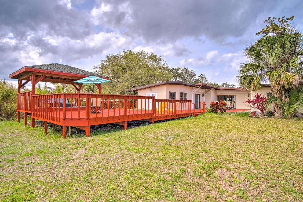 Cozy With Deck And Pool 5 Mi To Beach! Holiday home *