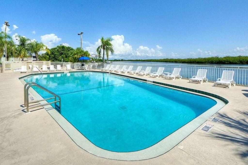 Apartment Sea Spray, 114, Steps Away! Pool+wifi Ruskin
