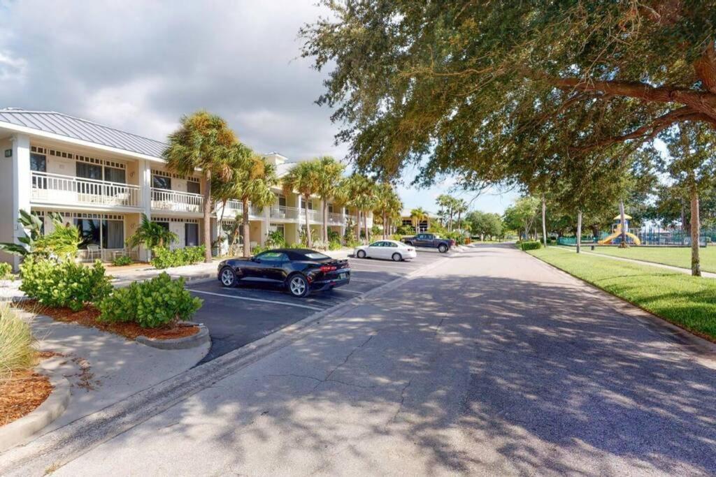 Sea Spray, 114, Steps Away! Pool+wifi Apartment Ruskin