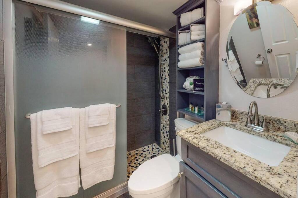 Apartment Sea Spray, 114, Steps Away! Pool+wifi Ruskin