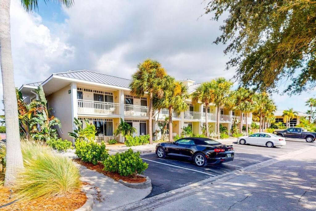 Sea Spray, 114, Steps Away! Pool+wifi Apartment *