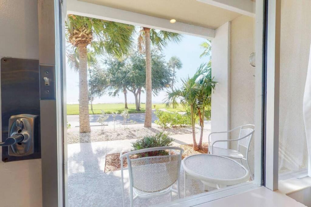 Sea Spray, 114, Steps Away! Pool+wifi Apartment
