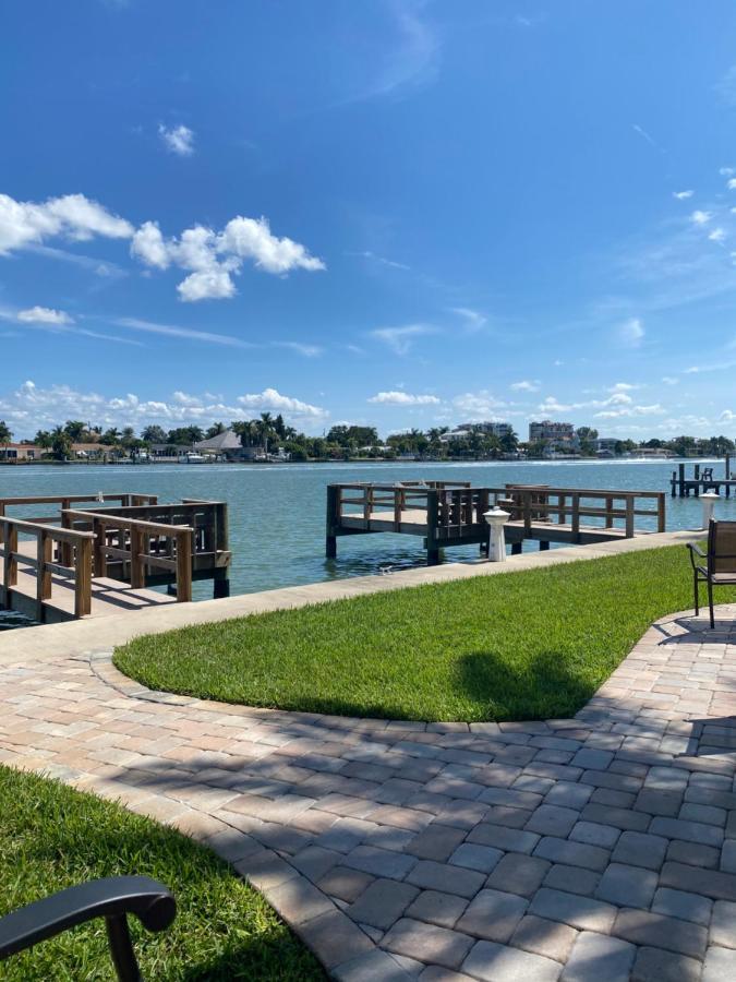 Treasure Island Beach, Fl Waterfront Located Steps Away From The Intracoastal Waterway