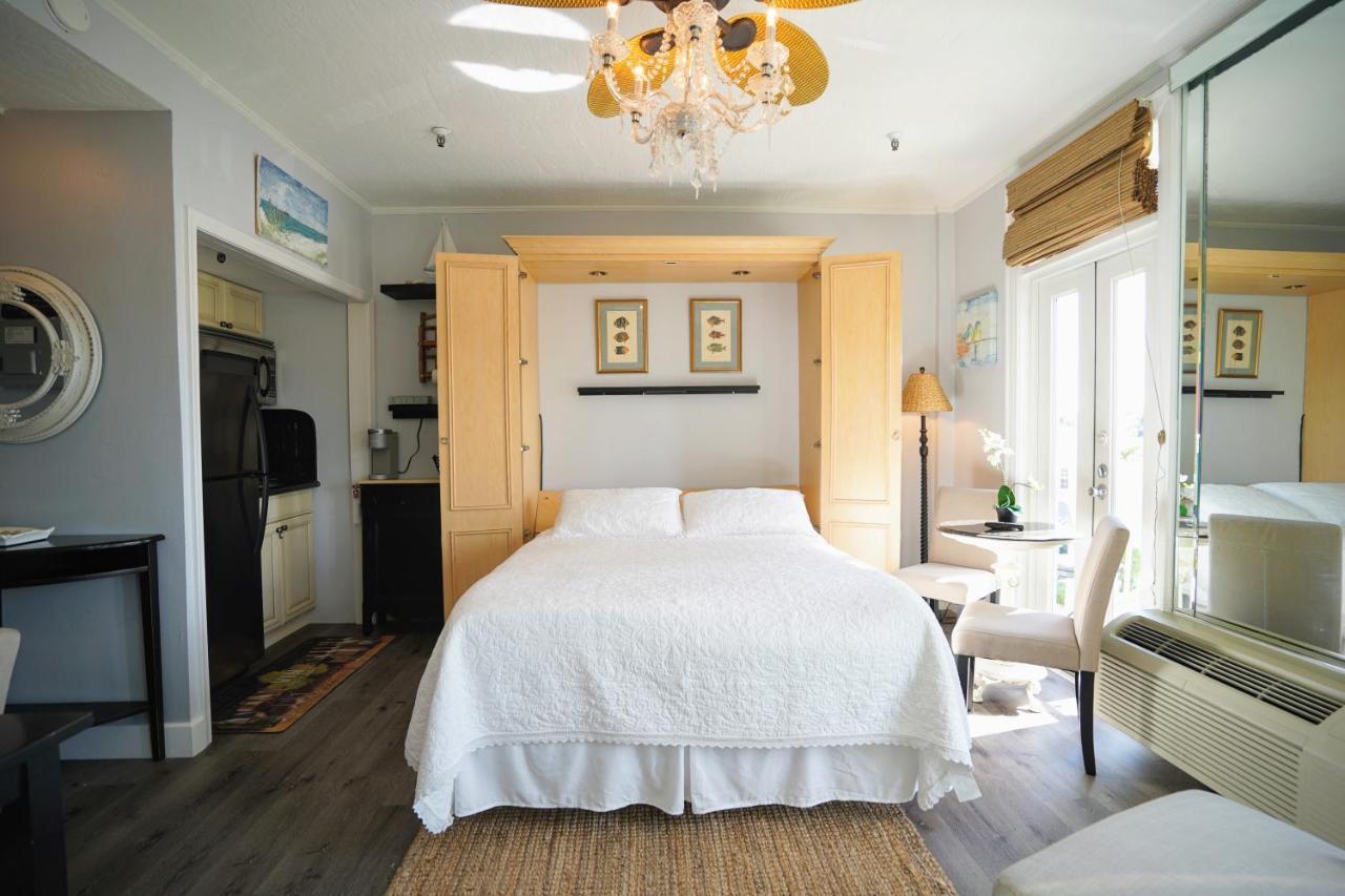 Hotel Palm With Juliette Balconies! 2 Blocks From Beach! Historic Landmark Palm Beach