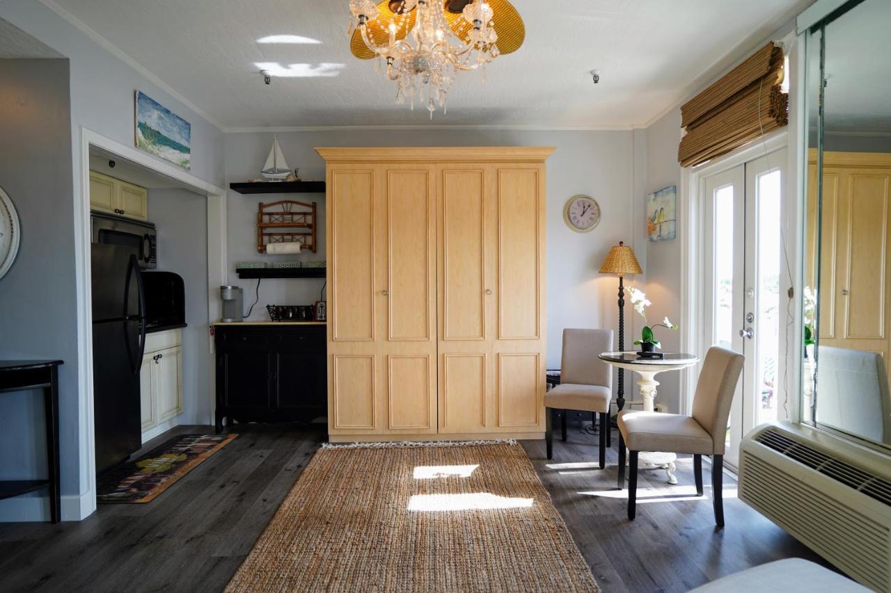 Palm With Juliette Balconies! 2 Blocks From Beach! Historic Landmark Hotel