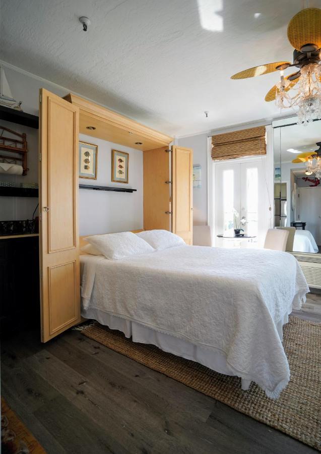 Palm With Juliette Balconies! 2 Blocks From Beach! Historic Landmark 3* Palm Beach
