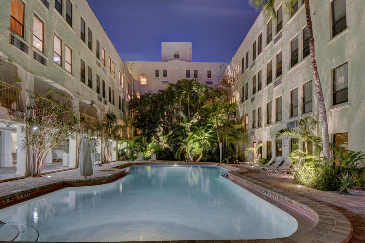 Palm With Juliette Balconies! 2 Blocks From Beach! Historic Landmark