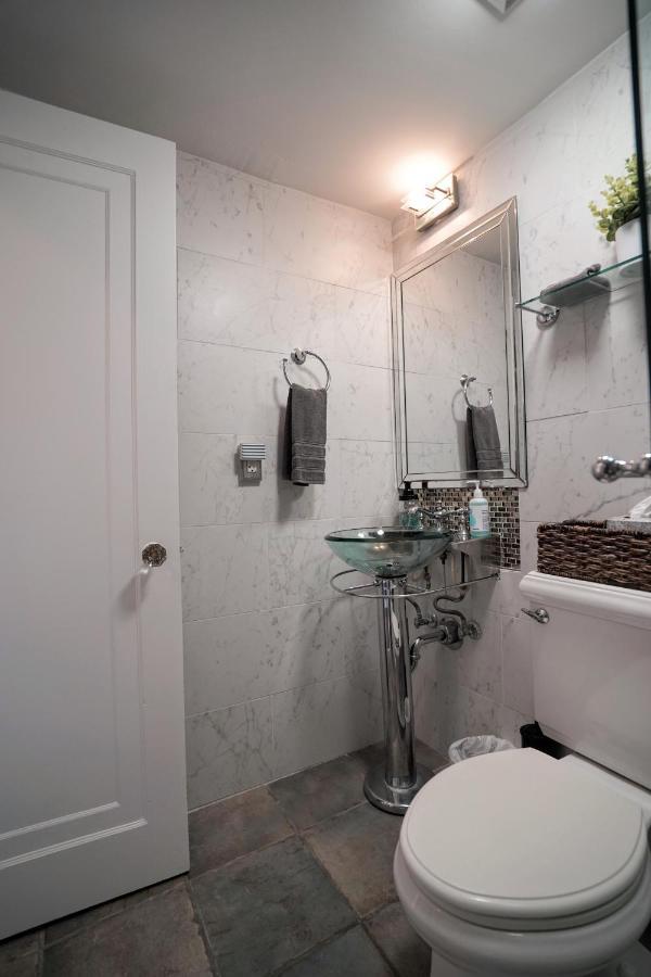 Hotel Palm With Juliette Balconies! 2 Blocks From Beach! Historic Landmark Palm Beach