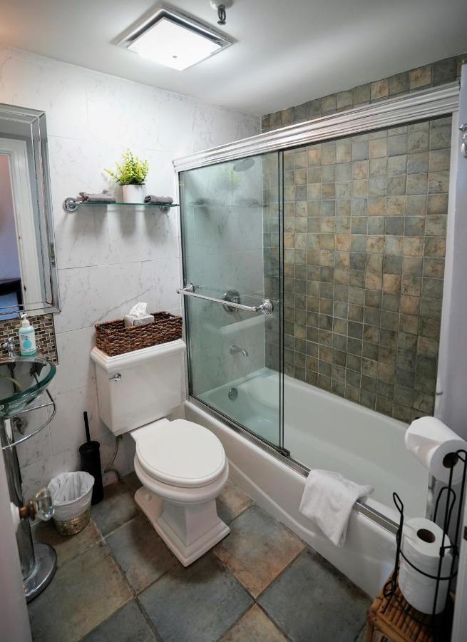 Palm With Juliette Balconies! 2 Blocks From Beach! Historic Landmark Hotel