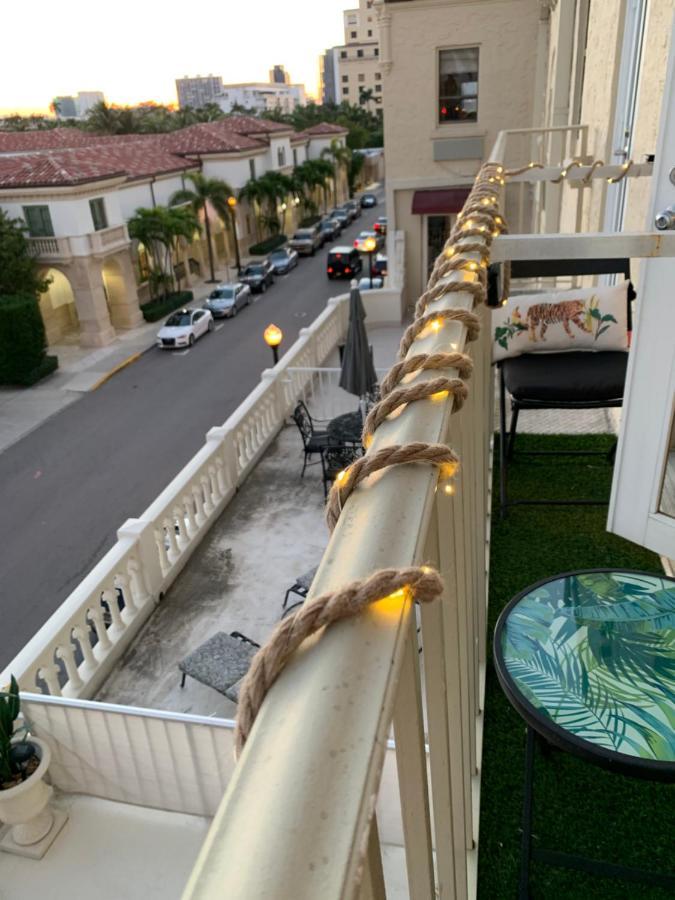 Palm With Juliette Balconies! 2 Blocks From Beach! Historic Landmark Hotel 3*