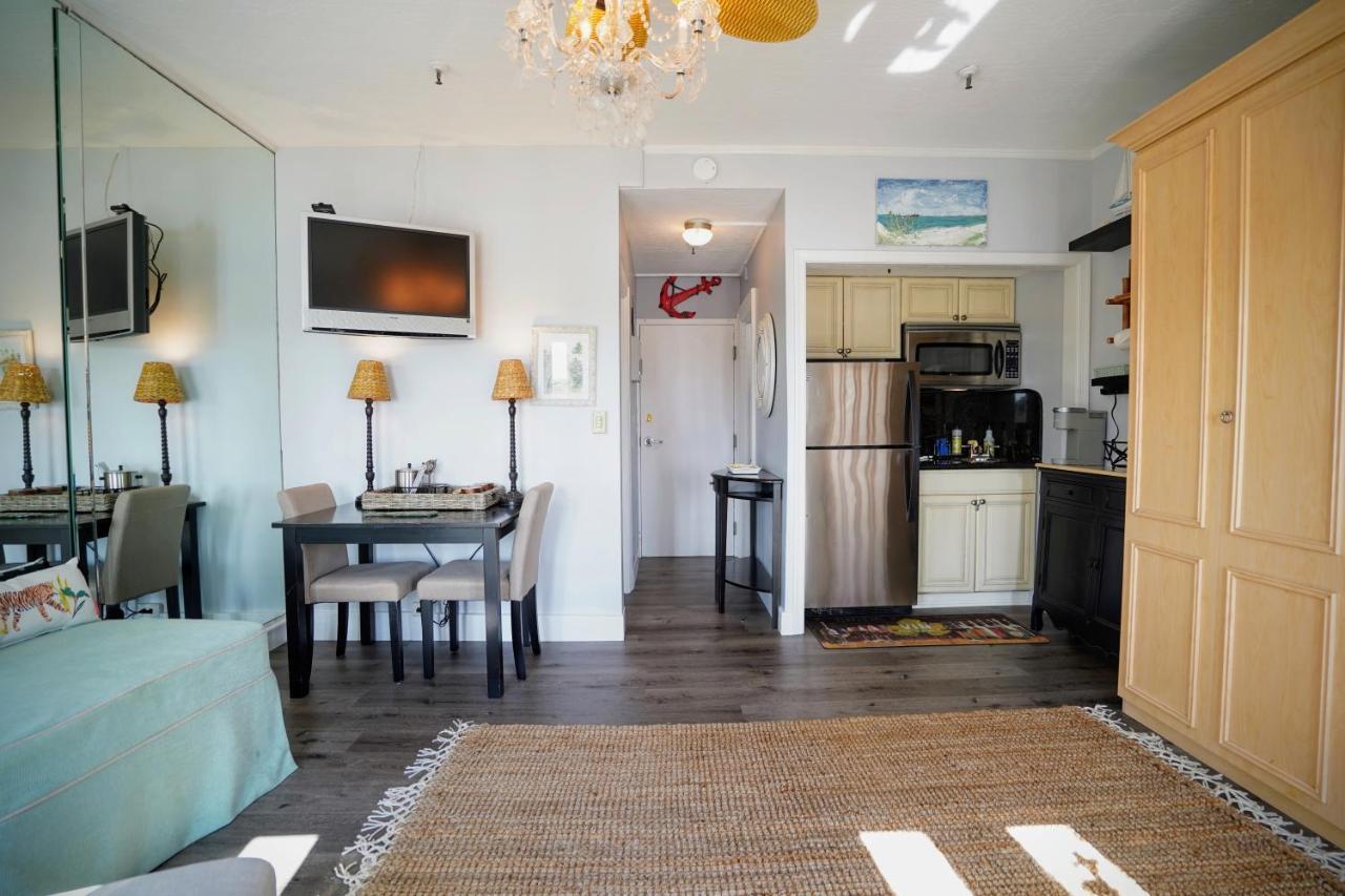 Palm With Juliette Balconies! 2 Blocks From Beach! Historic Landmark 3* Palm Beach