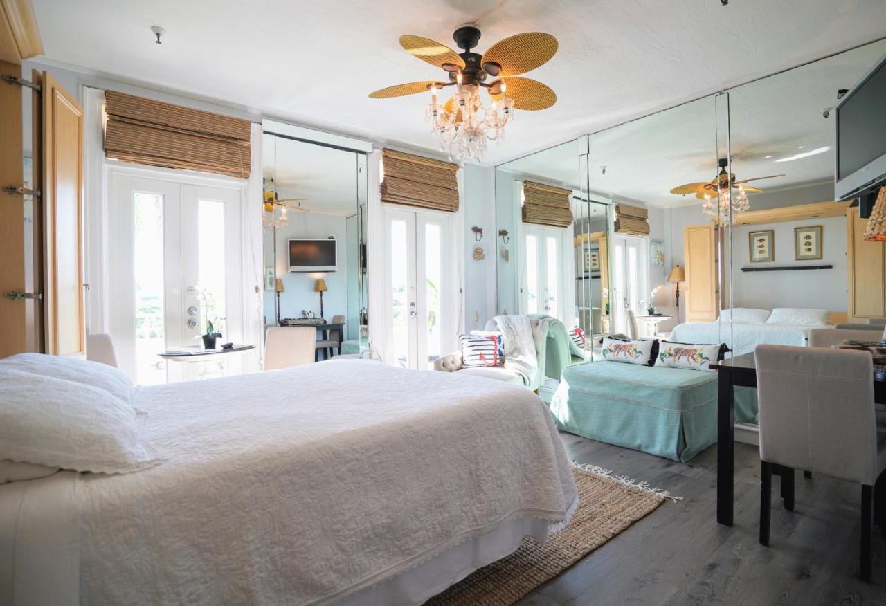 Palm With Juliette Balconies! 2 Blocks From Beach! Historic Landmark 3*