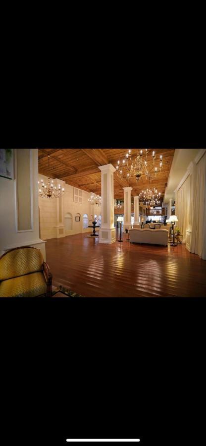 Palm With Juliette Balconies! 2 Blocks From Beach! Historic Landmark Hotel