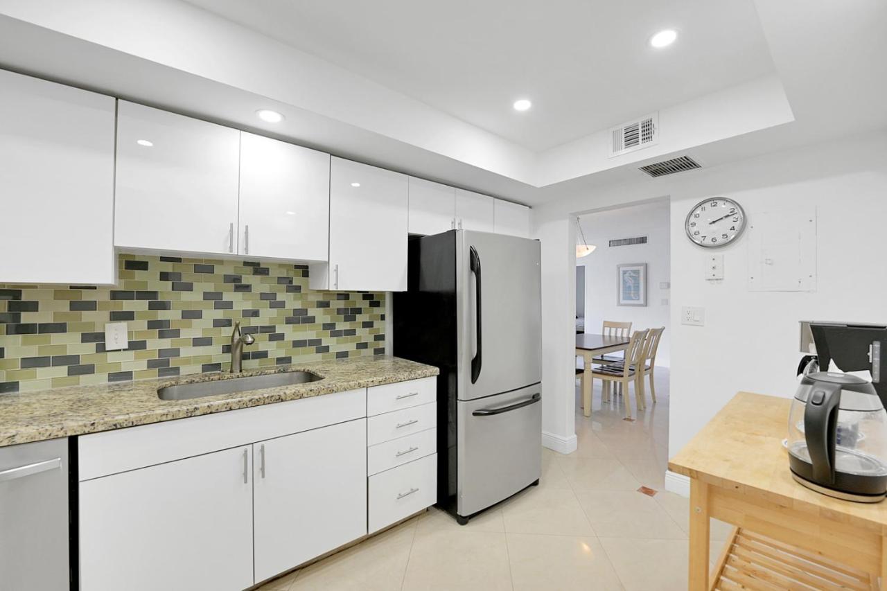 2 Bedrooms 2 Full Bathrooms Apt. On The * Hollywood