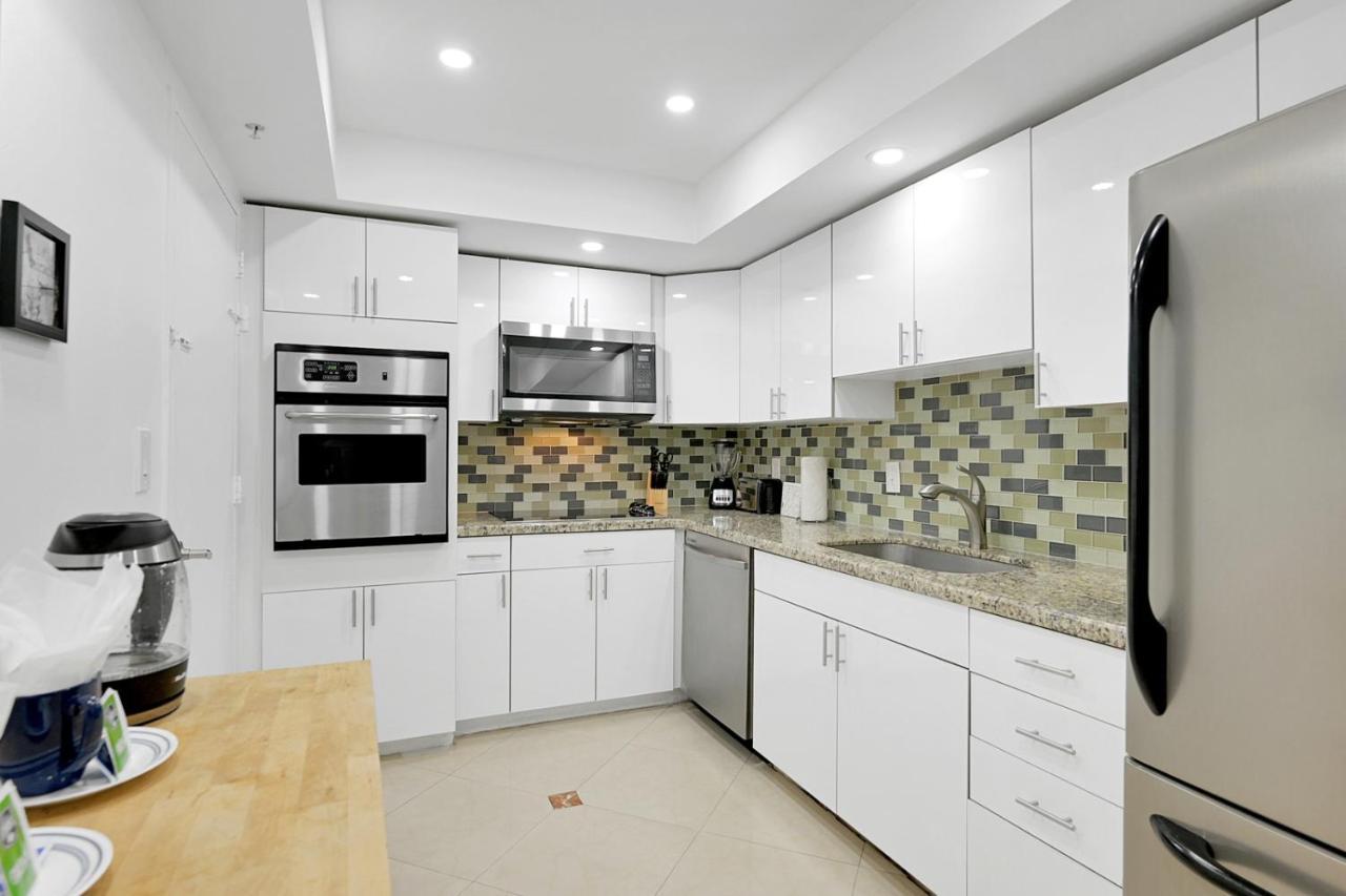 2 Bedrooms 2 Full Bathrooms Apt. On The * Hollywood