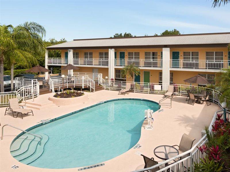 Super 8 By Wyndham Bradenton Area