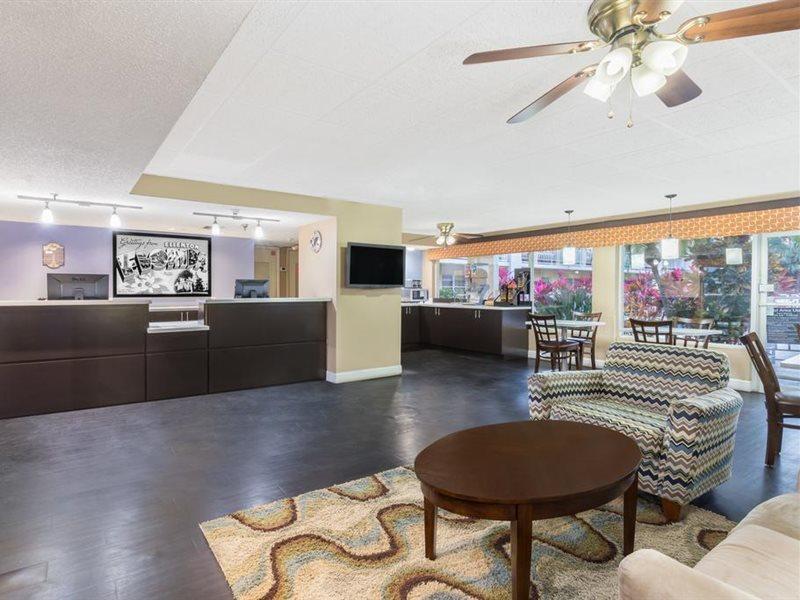 Super 8 By Wyndham Bradenton Area