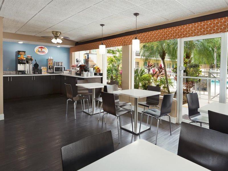 Super 8 By Wyndham Bradenton Area Motel
