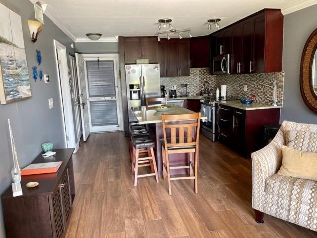 Excellent Front Community, Golf Course, Tennis, Sunny Weather Year Round! Apartment